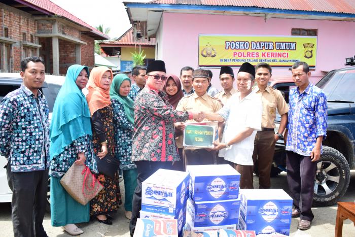 MAN 1 SUNGAI PENUH SALURKAN  BANTUAN SOSIAL UNTUK KORBAN KEBAKARAN DIPENTAGEN