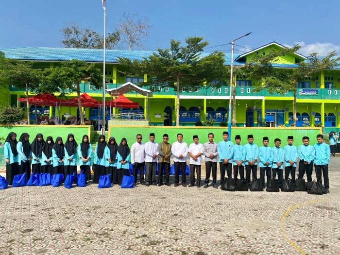 MAN 1 Sungai Penuh Salurkan Bantuan Sembako Hari Raya untuk Siswa yang Membutuhkan