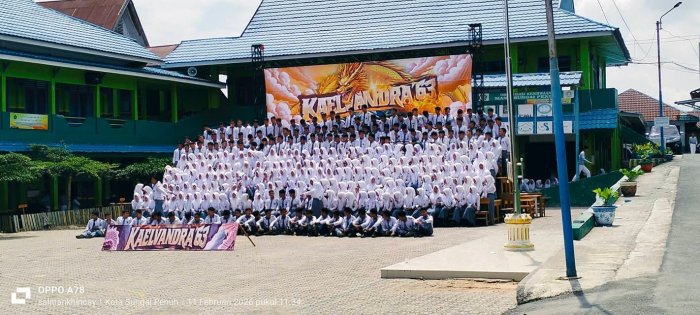 Kelas XII MAN 1 Sungai Penuh Gelar Foto Bersama, Abadikan Momen Kebersamaan Jelang Kelulusan