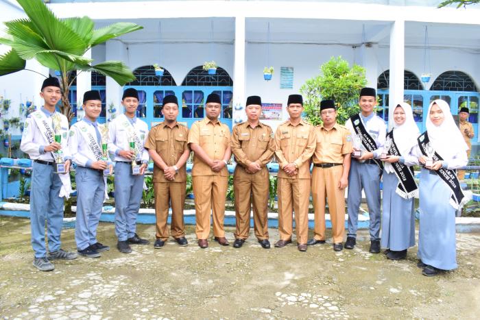 SISWA-SISWI MAN 1 SUNGAI PENUH RAIH KATEGORI PUTRA PARIWISATA DAN BUJANG GADIS KOTA SUNGAI PENUH