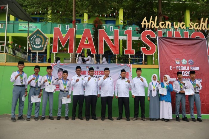 Siswa-Siswi MAN 1 Sungai Penuh Raih Prestasi dalam Kejurkot Badminton Pelajar 2025