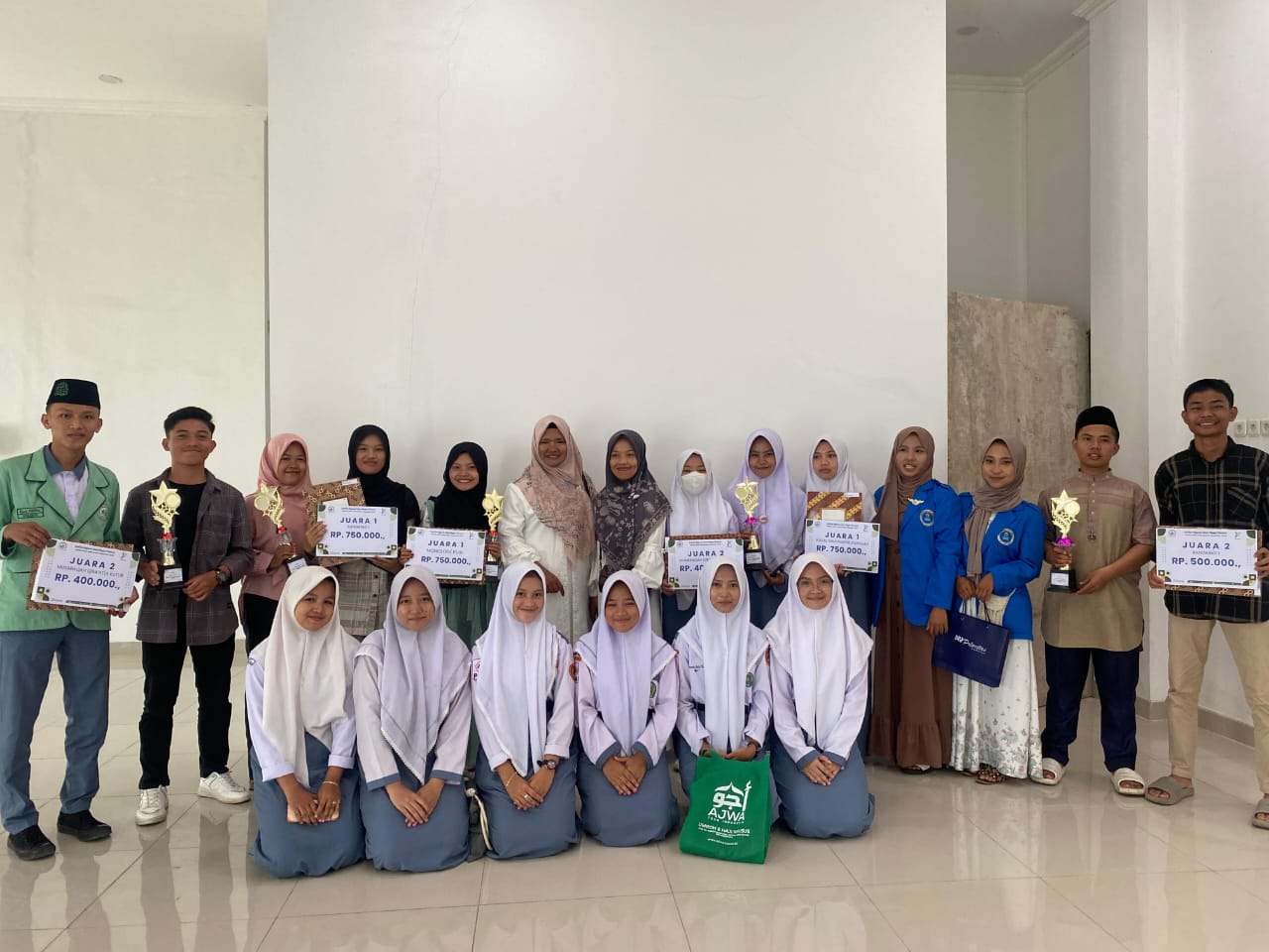 SISWA-SISWI MAN 1 SUNGAI PENUH RAIH JUARA DALAM PERINGATAN HARI SANTRI NASIONAL TAHUN 2024 DI IAIN KERINCI