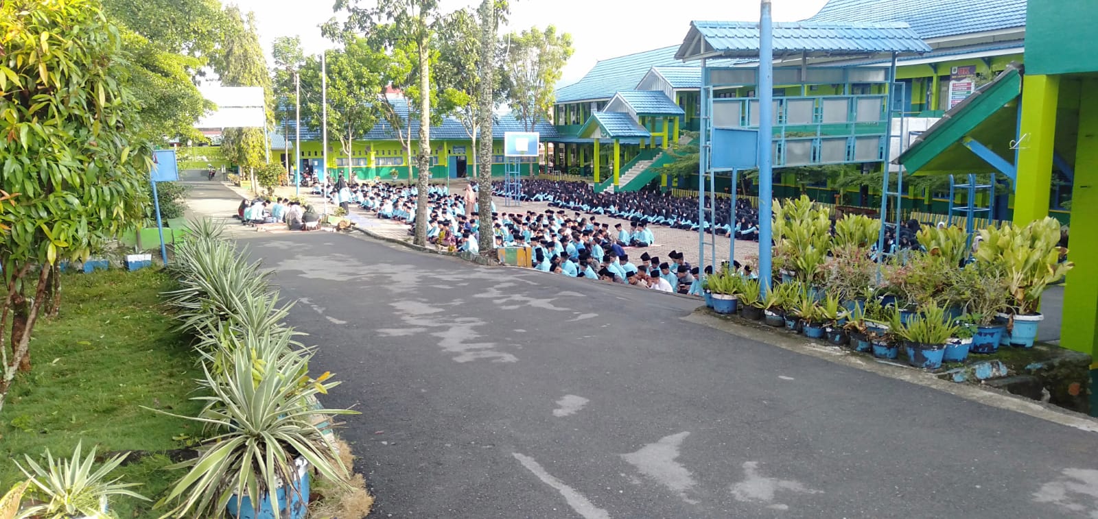 SISWA- SISWI MAN 1 SUNGAI PENUH GELAR PENGAJIAN RUTIN SETIAP PAGI  JUMAT
