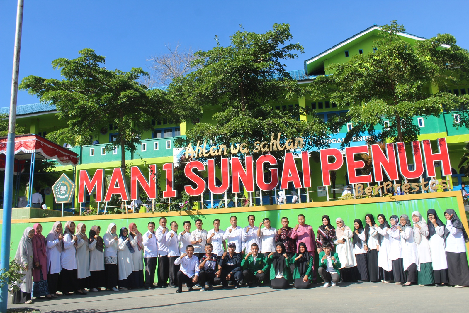 PERPISAHAN MAHASISWA PPL STKIP SUNGAI PENUH DENGA KELUARGA BESAR MAN 1 SUNGAI PENUH
