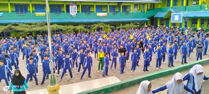 Meningkatkan Kebugaran MAN 1 Sungai Penuh Gelar Senam Pagi Rutin