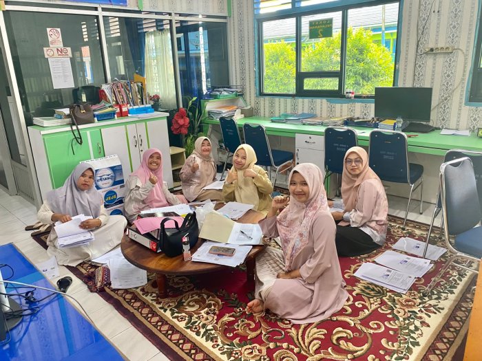Tata Usaha MAN 1 Sungai Penuh Matangkan Persiapan Pendaftaran Ulang dan Verifikasi Berkas Siswa Baru