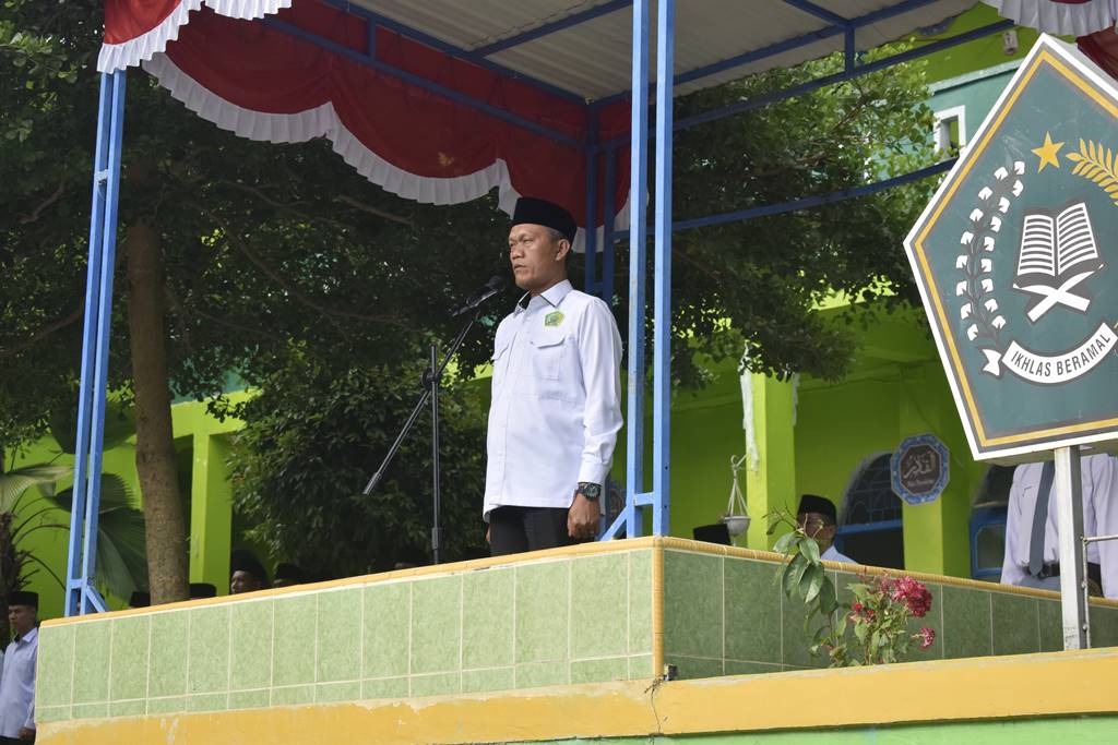 KAKANWIL  KEMENAG PROVINSI JAMBI Dr. H. ZOZTAFIA, S.Ag, M.Pd.I SEBAGAI PEMBINA UPACARA BENDERA DI MAN 1 SUNGAI PENUH