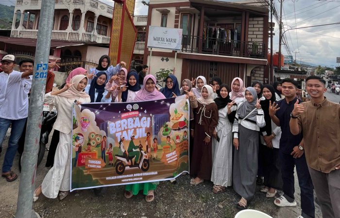 Aksi Ramadhan Siswa MAN 1 Sungai Penuh, Bagikan Takjil untuk Masyarakat