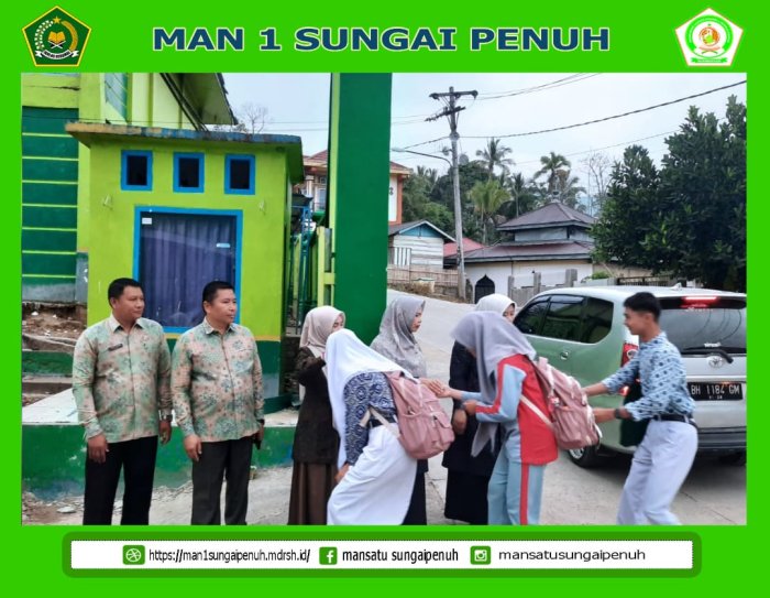 Sambutan Hangat di Pagi Hari, Rutinitas Guru MAN 1 Sungai Penuh Sambut Siswa di Gerbang Sekolah