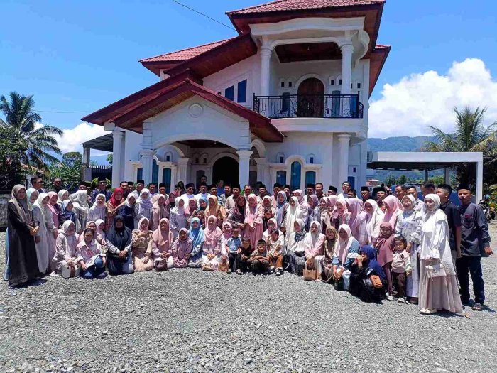 Keluarga Besar MAN 1 Sungai Penuh Gelar Halal Bihalal di Kediaman Kepala Madrasah.