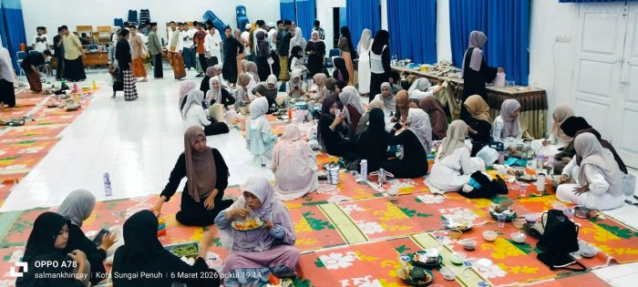 Penuh Kebersamaan, Siswa Kelas XII dan Guru MAN 1 Sungai Penuh Gelar Buka Puasa Bersama