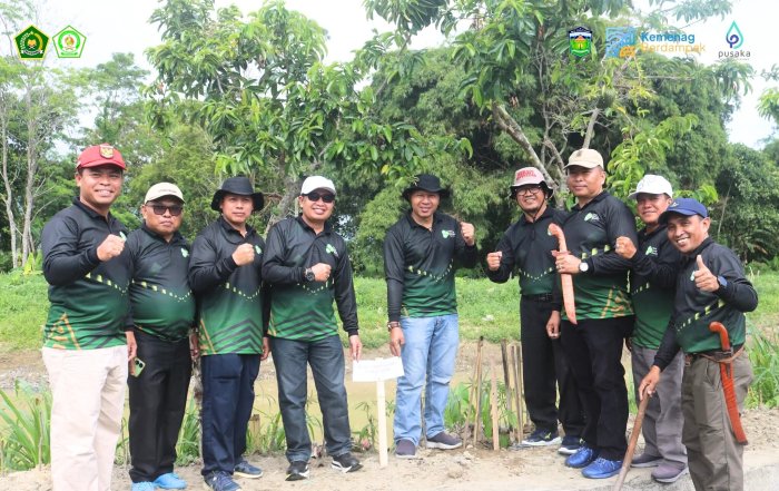 Dukung Penguatan Ekoteologi, Kepala MAN 1 Sungai Penuh Ikuti Penanaman Pohon Serentak