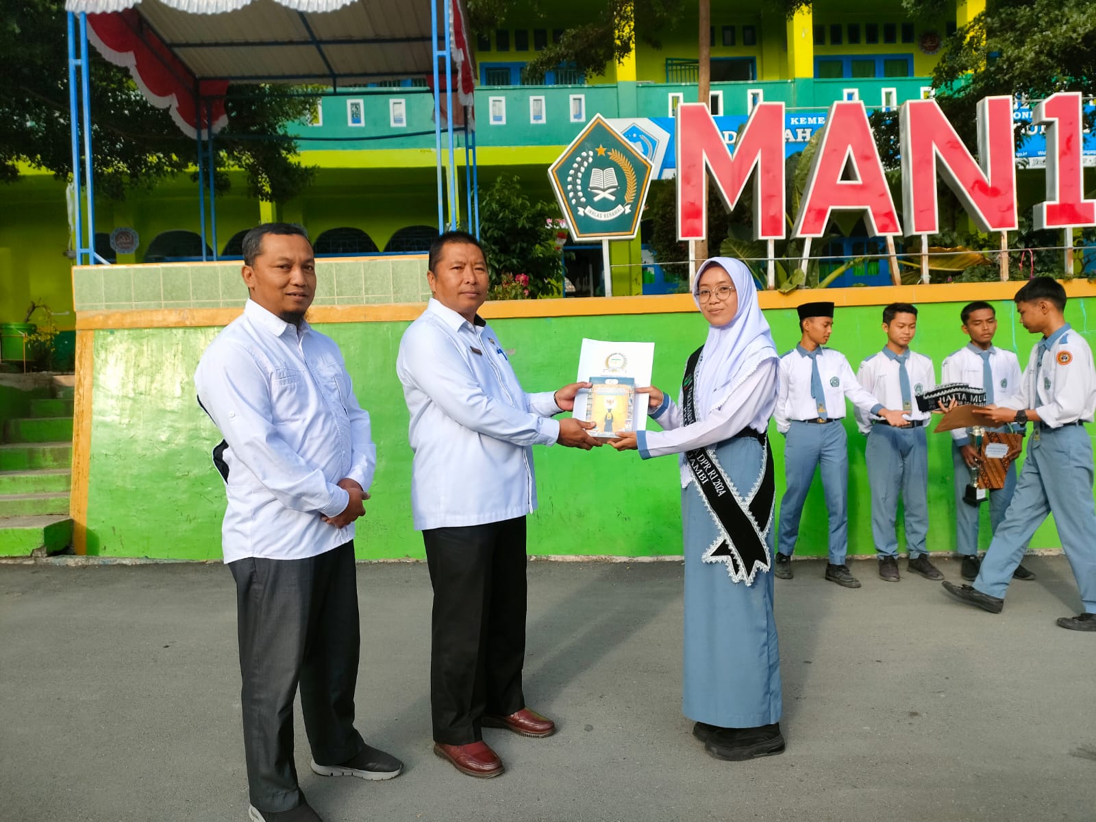 SISWA-SISWI MAN 1 SUNGAI PENUH MARSHA ASMI AZZARA BERHASIL RAIH PRESTASI SEBAGAI DEWAN PARLEMEN REMAJA INDONESIA