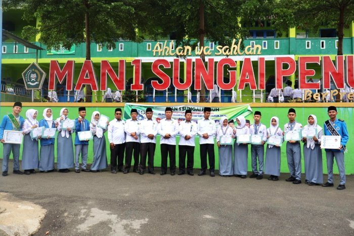MAN 1 Sungai Penuh Serahkan Penghargaan kepada Juara Olimpiade Madrasah