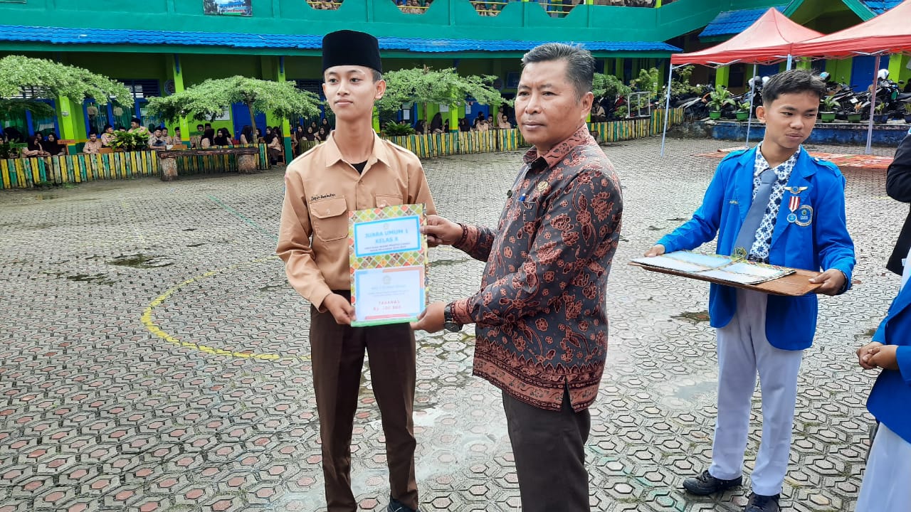 PEMBAGIAN RAPOR SEMESTER GANJIL TAHUN PELAJARAN 2024/2025